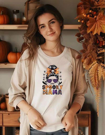 One Spooky Mama, Halloween T-Shirt, lustiges Halloween Mama Shirt, gruselige Mama Mode, Herbst Unisex Shirt | Geschenk für Mütter - DreamyDesignPrint