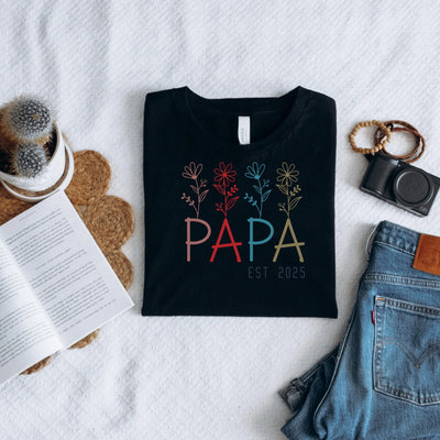 Papa EST 2025 T-Shirt Florales Männer Shirt zur Geburt Geschenk für werdende Väter Unisex Baumwolle Babyparty Kleidung - DreamyDesignPrint