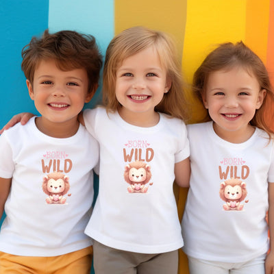 Born Wild Baby T-Shirt Löwe, Safari Shirt Baby, Tiermotiv, Kleinkind, Geschenk zur Geburt, 1. Geburtstag Shirt, Unisex Kinder Shirt - DreamyDesignPrint