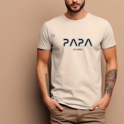 Papa Shirt 2024 Personalisiertes T-Shirt für werdende Väter Geschenk zur Geburt Babyparty Partnerlook Mama & Papa - DreamyDesignPrint