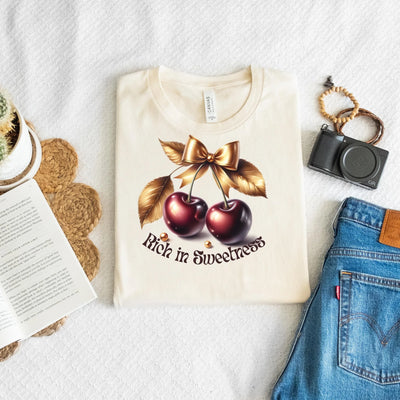 Rich in Sweetness T-Shirt Ästhetisches Cherry Shirt Retro Y2K Look Geschenk für Frauen Vintage Style Tee Unisex Fit - DreamyDesignPrint